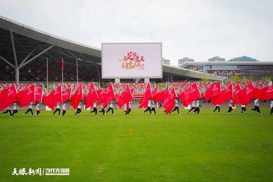 合作出演影片的女主盖玥希在提及侯明昊时，也夸赞其：;是让人暖心的暖男，虽然年纪小，但是特别贴心，现场你冷了，会把自己衣服给你披上，而自己也很喜欢侯明昊的性格